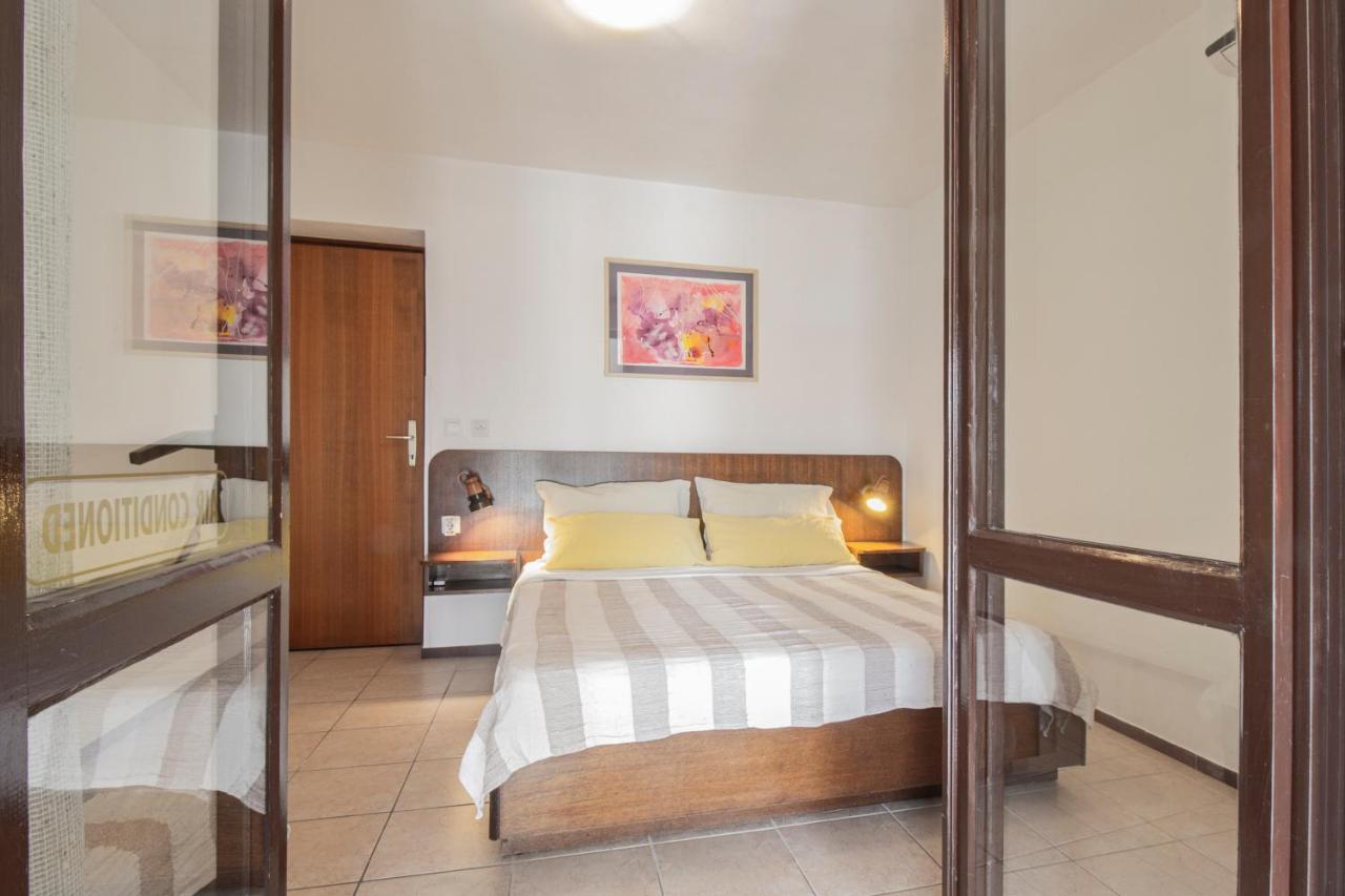 Апартаменты Galapagus Privat Beach & Boat Dock Метайна Экстерьер фото
