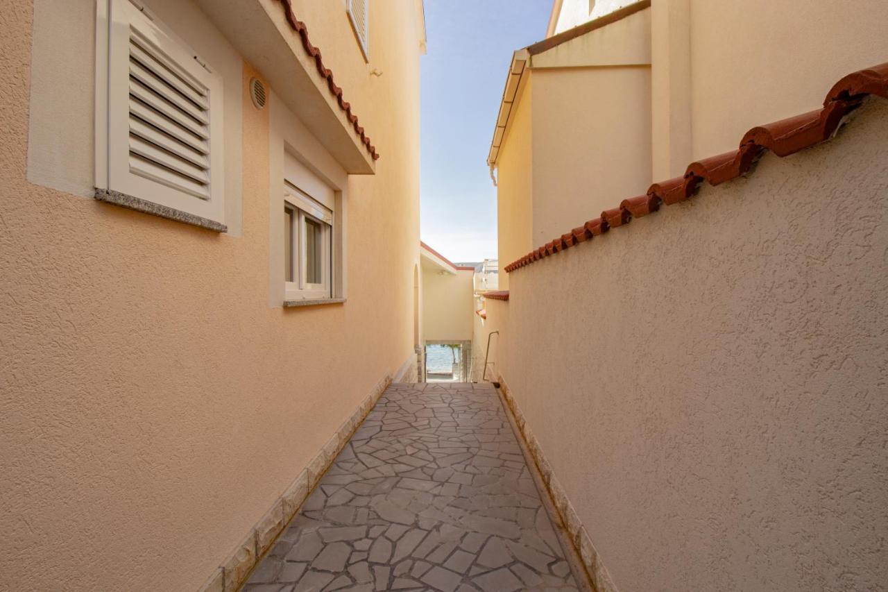 Апартаменты Galapagus Privat Beach & Boat Dock Метайна Экстерьер фото